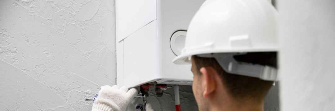 tecnico profissional da Doutor House em serviço de reparação de esquentadores