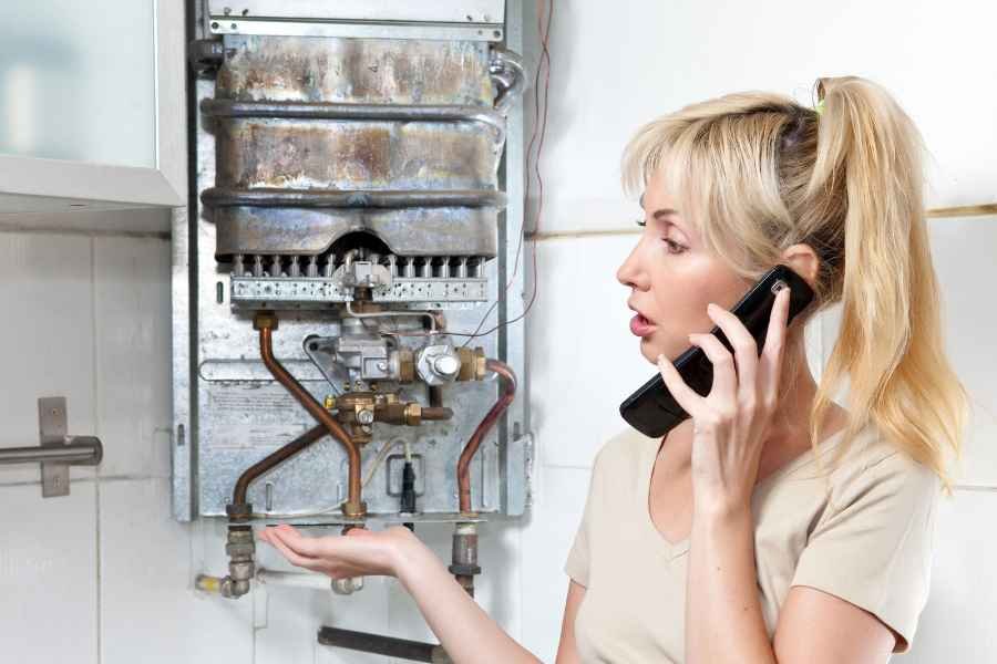 cliente a solicitar serviço por telefone de reparação de esquentador que desliga-se durante uso