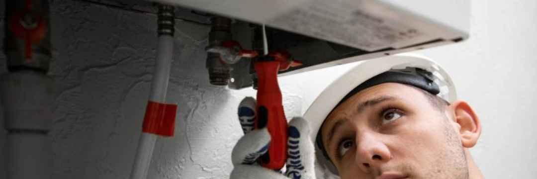 Técnico especializado da Doutor House a realizar reparação de esquentador em residência no Barreiro