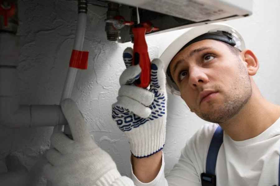 tecnico profissional serviço de reparação de esquentador com a luz vermelha a piscar